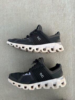 Women’s OnCloud Cloudswift shoes, size 7.5